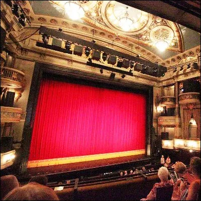 Quel nom de procédé théâtrale vient dun mot signifiant "une chose contre une autre" ?