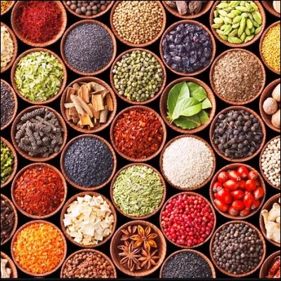 Quelle épice issue de baies peut être noire, longue ou cubèbe en fonction de la plante sur laquelle elle est récoltée ?