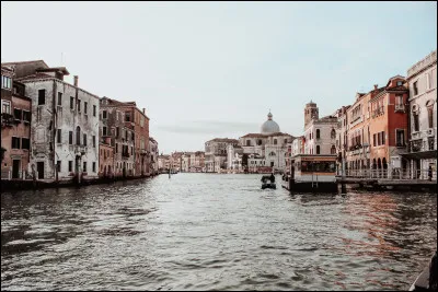 À quel auteur-interprète doit-on le titre "Que c'est triste Venise" ?