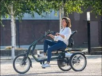 Comment appelle-t-on une bicyclette à trois roues ?