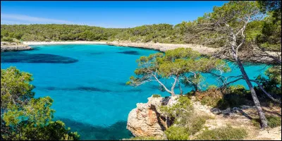 Quelle est la superficie des Îles Baléares ?