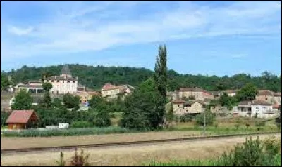 Village de l'arrondissement de Sarlat-la-Canéda, Saint-Cernin-de-l'Herm se situe dans le département ...