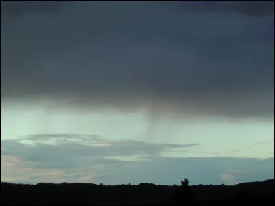 Lorsque la pluie s'évapore avant de toucher le sol, on appelle ce phénomène :