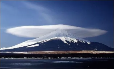 De qui est le traité "Sur le feu" évoquant la possibilité que la pluie soit due au choc des nuages contre les montagnes ?