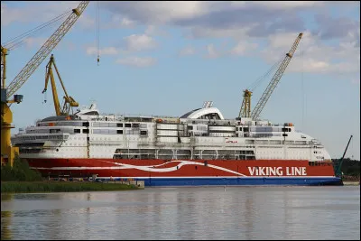 Qui présente Chroniques criminelles, sur TFX ?