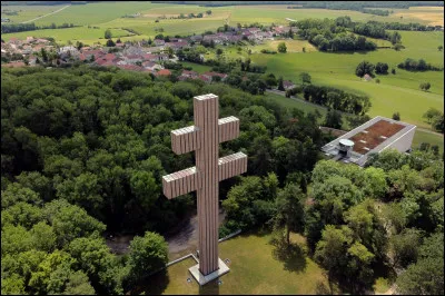 La Croix de Lorraine : Quelle affirmation est inexacte ?