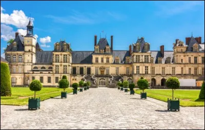 Château de Fontainbleau : Quelle affirmation est inexacte ?