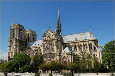 Notre-Dame-de-Paris : Quelle affirmation est inexacte ?