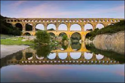 Le pont du Gard : Quelle affirmation est inexacte ?