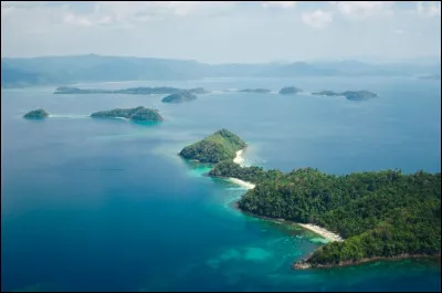 Quelle mer trouve-t-on autour des îles des Philippines ?