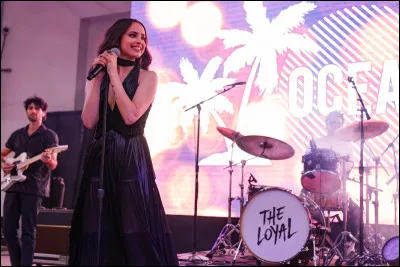 Quel est ce film Netflix, avec l'actrice Sofia Carson ? Voir photo ci-jointe.