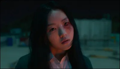 Ta meilleure amie se transforme lentement en zombie mais elle ne te mord pas donc elle est spéciale mais elle représente quand même une menace. Quelle est ta réaction ?