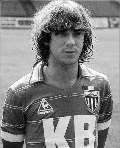 Vert ce footballeur est aujourd'hui consultant pour Canal +, c'est Laurent ...