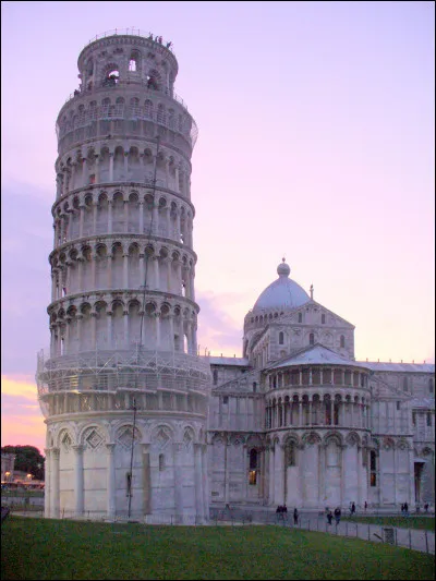Dans quelle ville italienne se situe la fameuse tour penchée ?