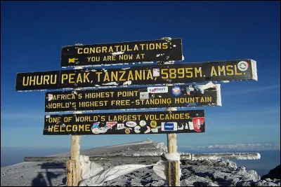 C'est en Tanzanie que se situe le Kilimandjaro avec le pic Uhuru comme point culminant. Que signifie "pic Uhuru" en français ?