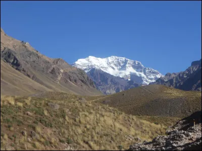 C'est en Argentine que se situe l'Aconcagua, point culminant de la Cordillère des Andes. À quelle altitude culmine-t-il ?