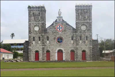 Quelle distance sépare l'île de Wallis de l'île de Futuna ?