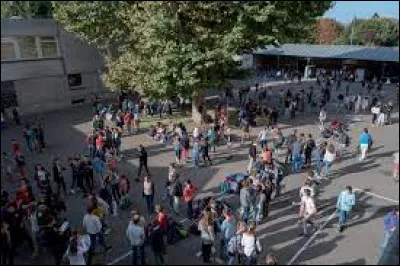 Après ce moment du contrôle de mathématiques, c'est enfin la récréation ! Dans la cour, tu croises ton ami(e) qui te montre ses nouvelles chaussures. Tu les trouves horriblement moches. Quelle est ta réaction ?