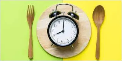 Après être resté longtemps sur Quizz.biz, tu regardes l'heure. Oh non, il est 19 heures 54 ! Tu n'as pas vu le temps passer sur Quizz.biz et tes parents vont bientôt t'appeler pour manger. Tu sors vite tes cahiers et tu fais tes devoirs le plus vite possible. Manque de chance, c'est trop tard, tes parents t'appellent pour manger ! Ton père te demande si tu as fini tes devoirs. Que réponds-tu ?