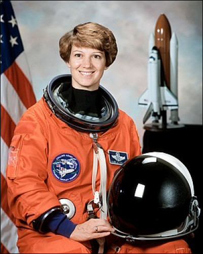 Quel est le nom de la 1re femme astronaute à conduire une navette spatiale américaine ?