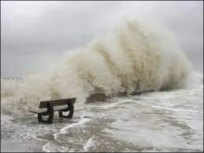 Quel est le nom de la tempête qui a frappé la côte atlantique de la France le 27 février 2010, faisant 53 morts ?