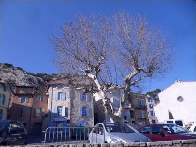 Quelle guerre s'est achevée avec la prise de Harfleur par Charles VII ?