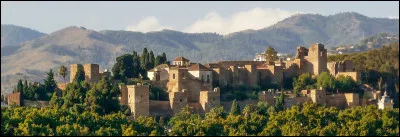 Alcazaba : dans quelle ville se trouve cette forteresse bâtie par les Arabes au XIe siècle ?