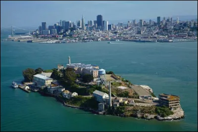 Alcatraz : près de quelle ville américaine se trouve cette petite île, célèbre pour avoir abrité une prison fédérale jusqu'en 1963 ?