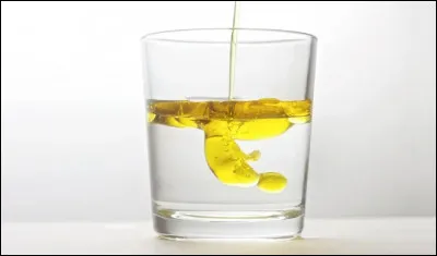 L'huile et l'eau sont deux liquides qui ne se mélangent pas, ils ne sont donc pas...
