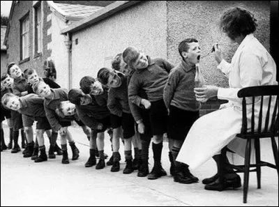 Quelle huile les enfants étaient-ils obligés davaler chaque matin au début du 20e siècle ?