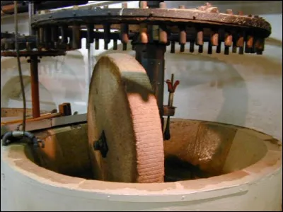 Comment appelle-t-on une huile végétale issue d'une seule et unique pression à froid, qui n'a subi aucun traitement et ne contient pas d'additifs ?