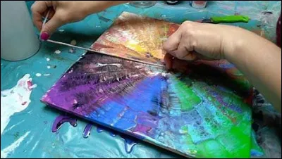 Art : Comment appelle-t-on le principe d'art suivant : mettre un tee-shirt colorié dans de l'eau ?