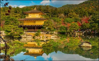 Quel vêtement les femmes portent-elles à l'occasion de cette cérémonie ?