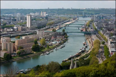 La Seine traverse Paris.