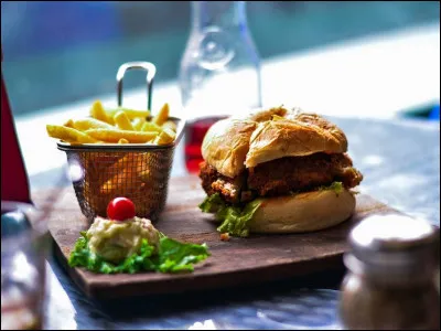 Selon l'expression, quand on reçoit quelquun simplement, avec ce que lon a à offrir, comment le reçoit-on ?