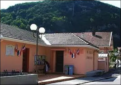 Je vous emm&egrave;ne maintenant en Bourgogne-Franche-Comt&eacute;, &agrave; Chancia. Village de l'arrondissement de Saint-Claude, mais ayant pour code postal 01 590, il se situe dans le d&eacute;partement ...