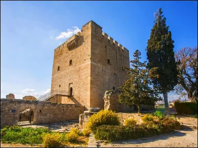 Frédéric II s'arrêta sur son chemin à Chypre, où il fut accueilli par Jean d'Ibelin. Il l'invita à un grand dîner, avec son beau-frère, Gautier III, comte de Césarée, et le comte de Salonique Démétrios de Montferrat, le fils de Boniface (chef des croisés lors de la quatrième croisade).
Que fit Frédéric II lors de son passage à Chypre ?