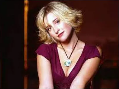 Comment se nomme le journal du lycée où travaille Chloé Sullivan ?