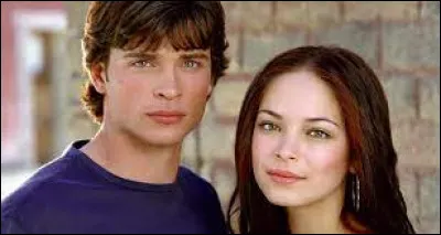 Dans l'épisode "Nicodemus" (15), que fait Lana sous influence d'une fleur étrange ?