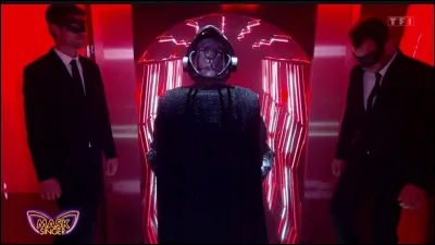 Qui était derrière le costume du chevalier et qui a été démasqué contre la mariée le mardi 20 septembre 2022 ?