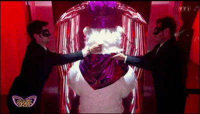 Qui était derrière le costume d'ours et qui a été démasqué le mardi 27 septembre 2022 ?