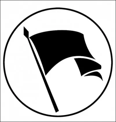 Louise Michel a été une des premières figures à arborer le drapeau noir du mouvement anarchiste.