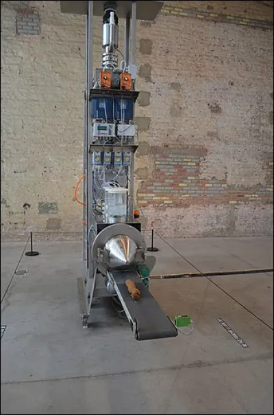 Au bout de combien d'heures l'installation "Cloaca" permet-elle de produire des excréments ?