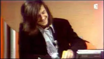 Quelles lettres faut-il ôter au prénom de ce Bertrand, animateur télé et écrivain, pour (après mélange) obtenir le nom d'un animal qui est également son nom de famille ?