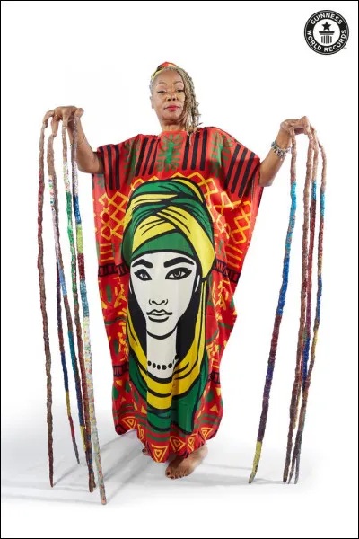 Ce record est vraiment très insolite. Diana Armstrong a les ongles les plus longs du monde ! Quelle est leur taille quand ils sont alignés ?