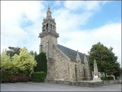 Nous sommes en Bretagne, à Landeleau, devant l'église Saint-Thélo. Village de l'arrondissement de Châteaulin, où le festival des Vieilles Charrues a pris naissance, se situe dans le département ...