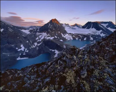Suède : dans quel grand parc national pourrez-vous randonner parfois sur des terrains escarpés pour découvrir les vallées glacières, torrents et autres merveilles de la nature ?