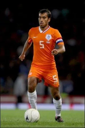 Dans quel club volue actuellement ce latral hollandais ?