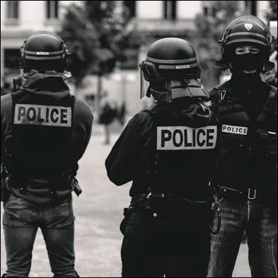 Quel acteur incarne un policier corrompu dans le film "BAC Nord" ?