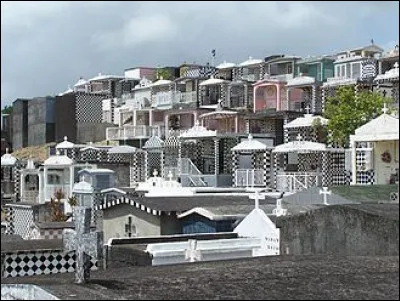 A quelle occasion tous les cimetières y sont-ils ouverts ?